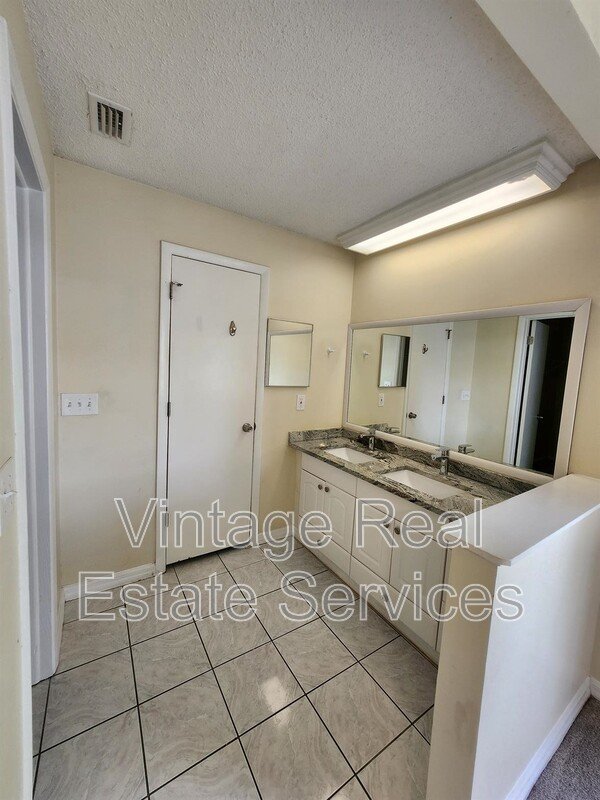 4913 Rockledge Circle property image